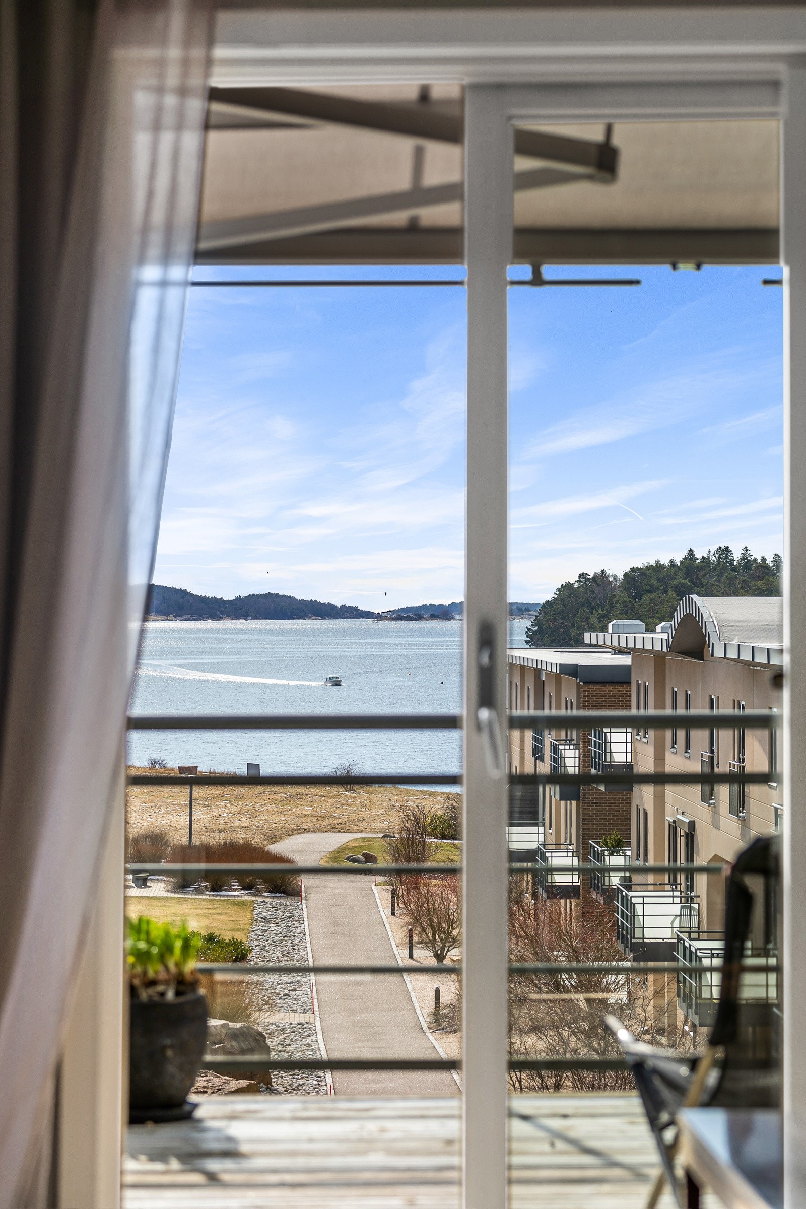 Fra stuen er det en særdeles flott utsikt mot ytre Oslofjord, samt utgang gjennom store skyvedører til solrikt uteområde som utvider leiligheten på en elegant måte Galleribilde