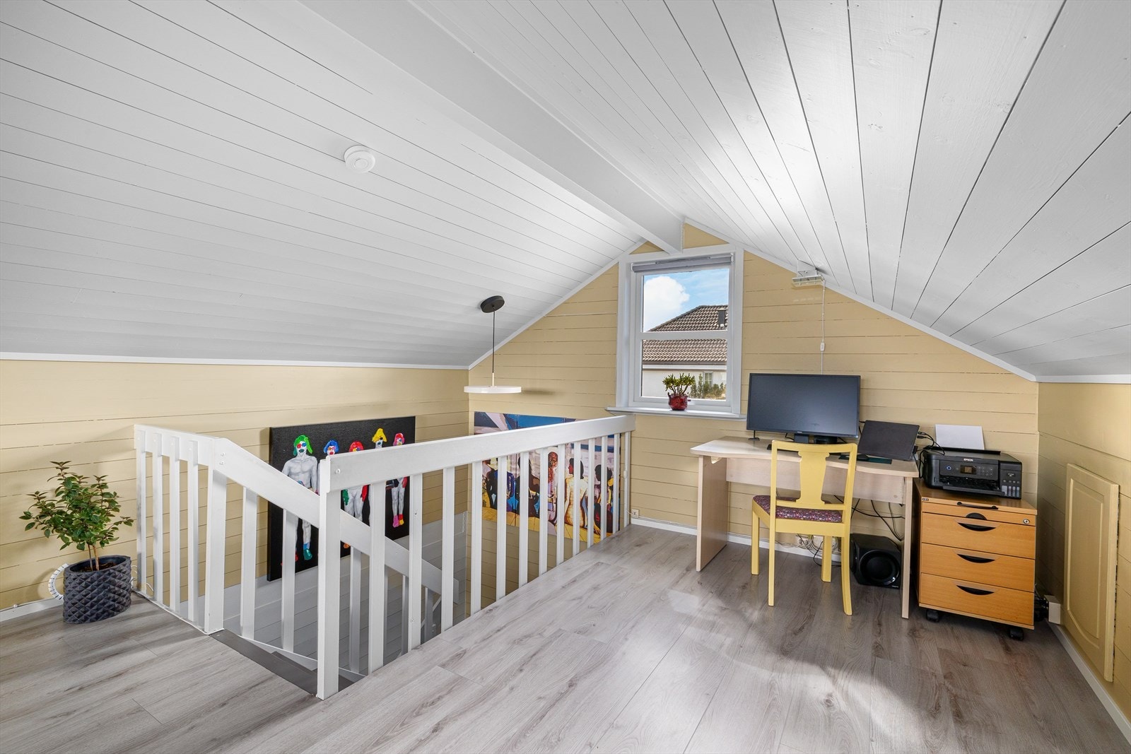 Flott stue med plass til både hjemmekontor og salong. Galleribilde
