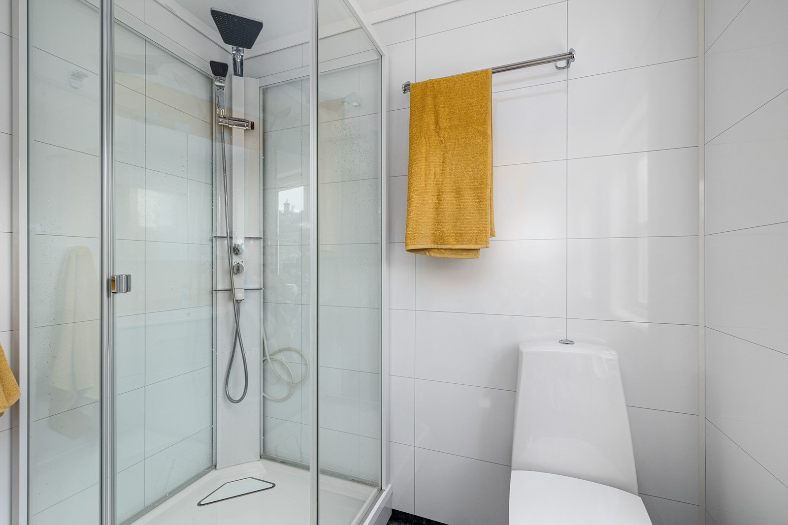 Baderom ble renovert i 2015. Det er belegg på gulv og baderomsplater på vegg. Galleribilde