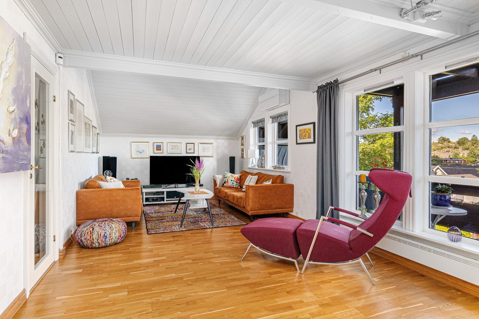 Utgang til solrik terrasse fra stuen. Galleribilde