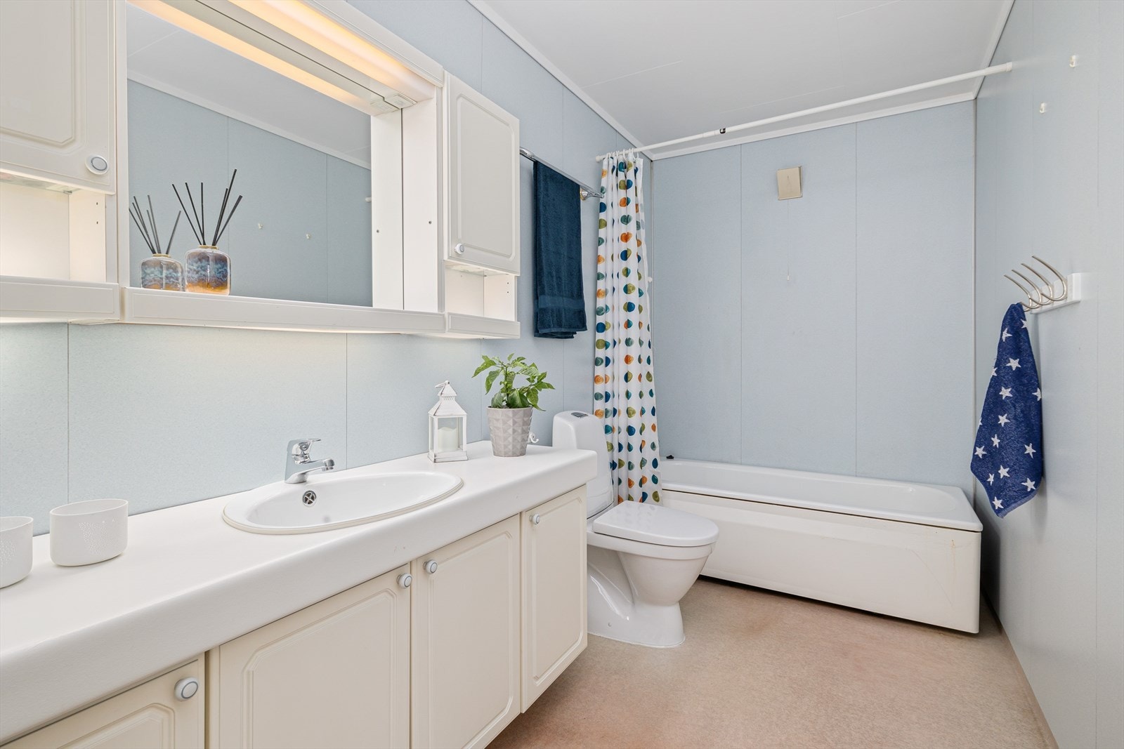 Innredet med badekar m/forheng, møbel m/servant, klosett, speil m/hylle og 2 overskap. Galleribilde