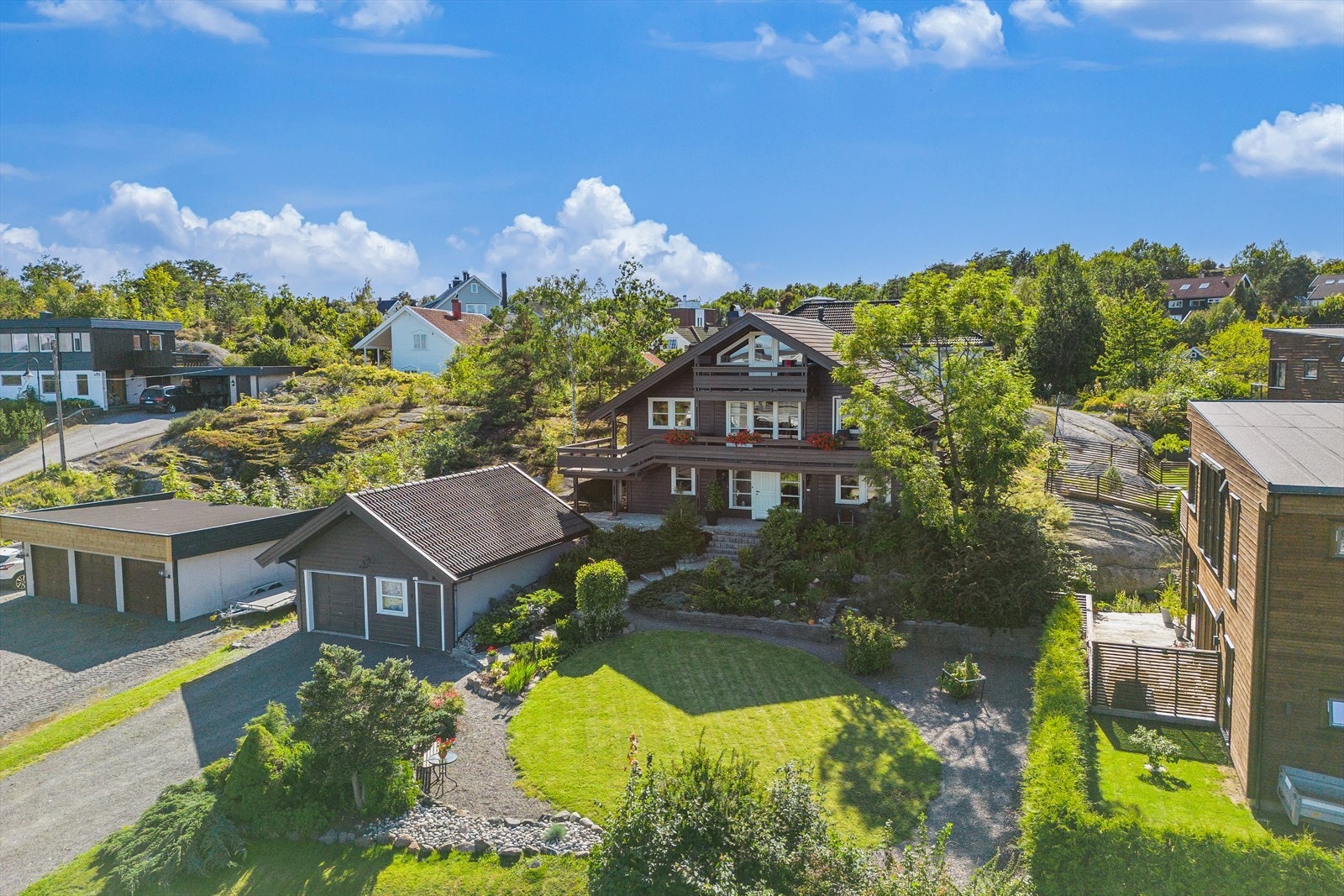 Her bor man høyt- og frittliggende i terrenget med fine utsiktsforhold, pent opparbeidet hage med noe naturtomt og fine uteplasser. Galleribilde