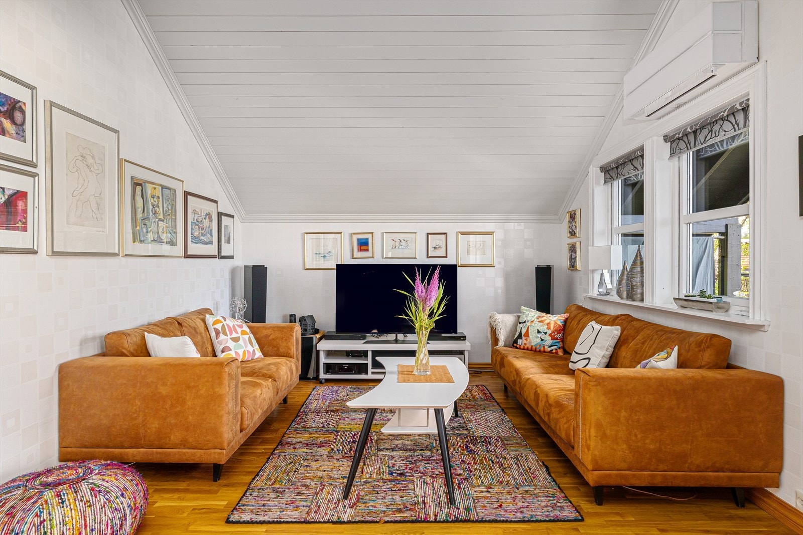 Boligen er eksklusiv og stilsikker med meget god standard. Innervegger har et helhetlig fargepreg med gjennomgående bruk av lyse, moderne og stilsikre interørfarger som gir en fin helhet i boligen. Galleribilde