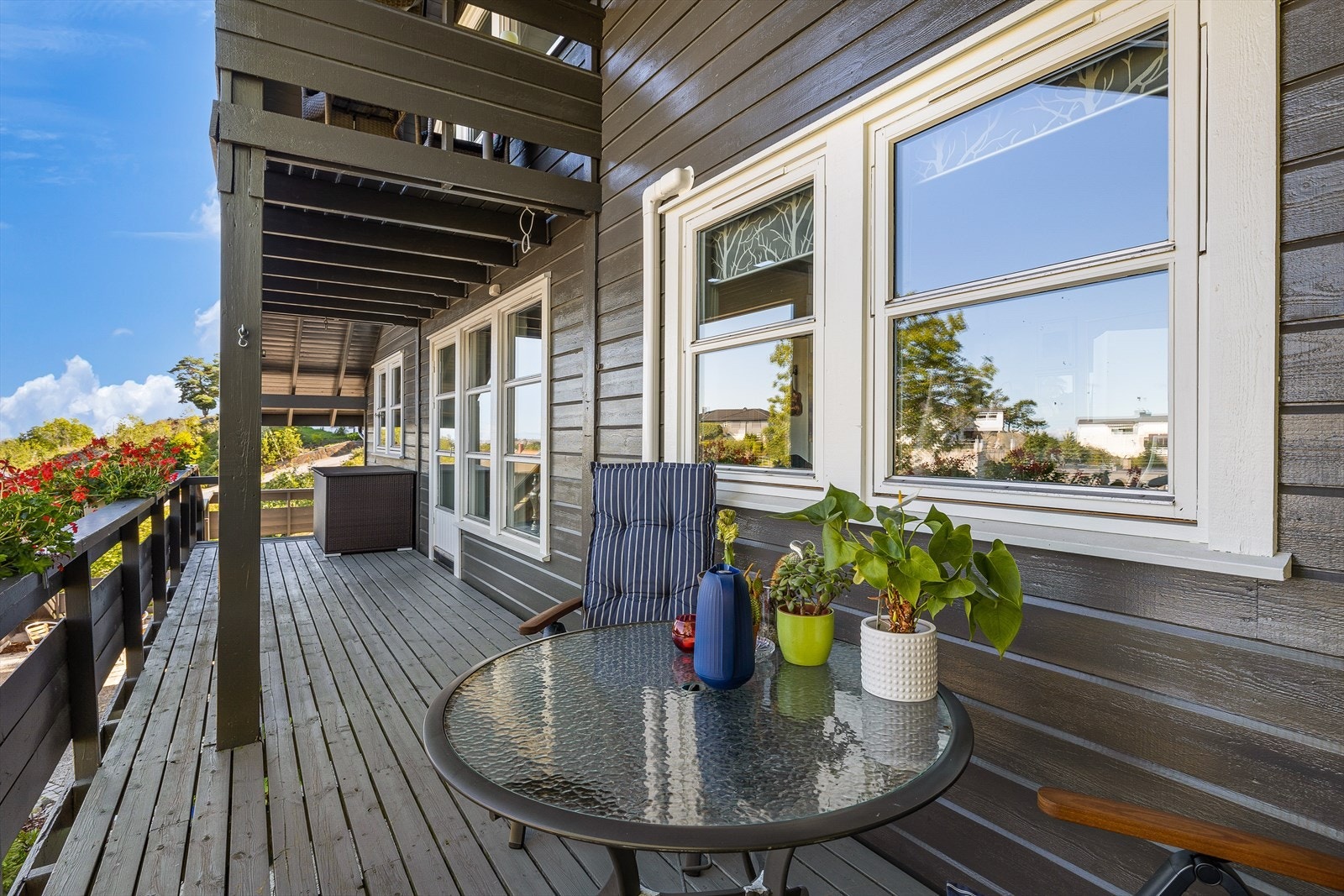 Romslig terrasse med utgang fra stuen. Galleribilde