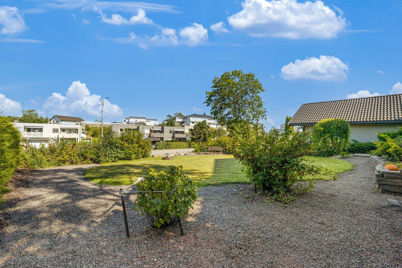 Tomten er parkmessig opparbeidet. Galleribilde