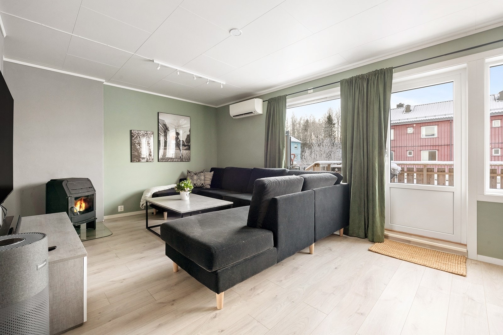 I stuen har du rikelig med plass til en stor sofagruppe. Galleribilde