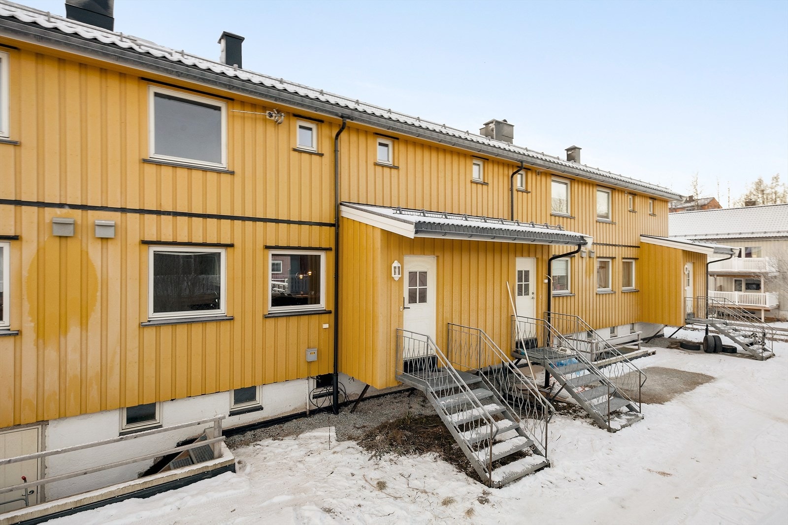 Kort vei til barnehage på Sagbakken, til Lyngheim barneskole, Klokkerhagen og Mo ungdomsskole. Nært til dagligvarebutikker på Langmoheia og i Ranenget. Galleribilde