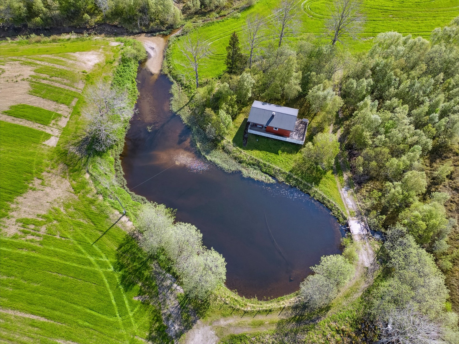Dronebilde av området rundt hytten. Galleribilde
