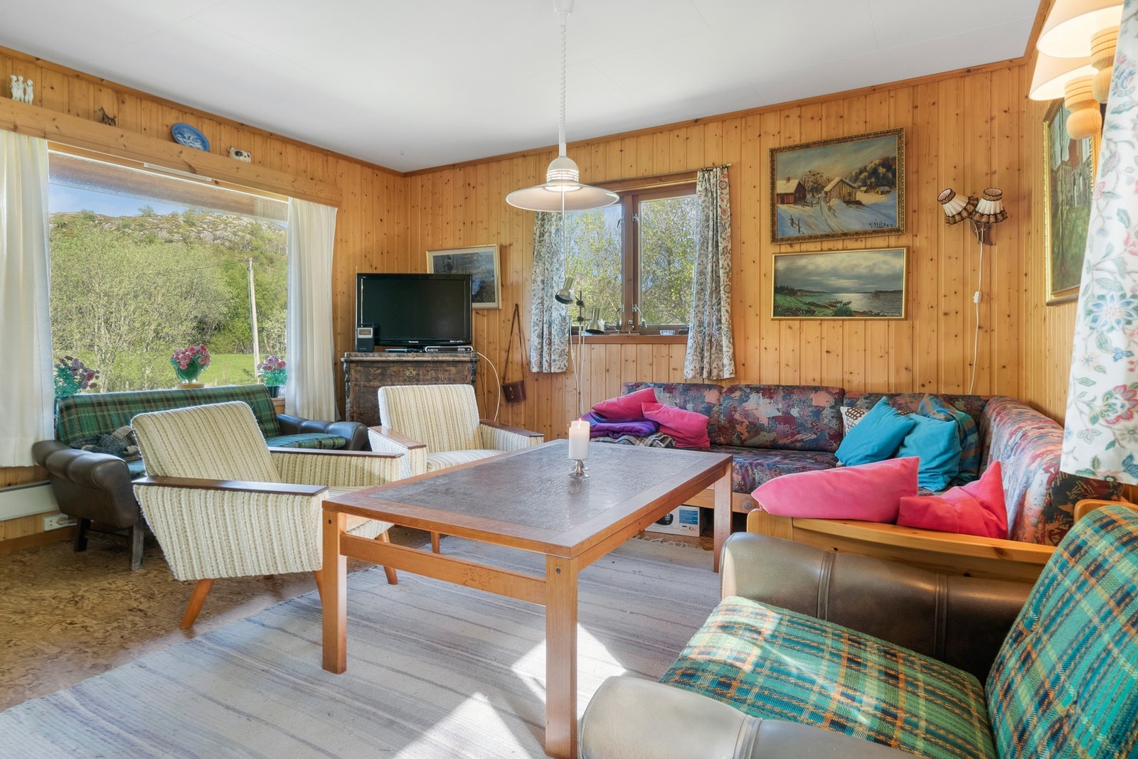 I hyttens stue har man god plass til sofagruppe. Galleribilde