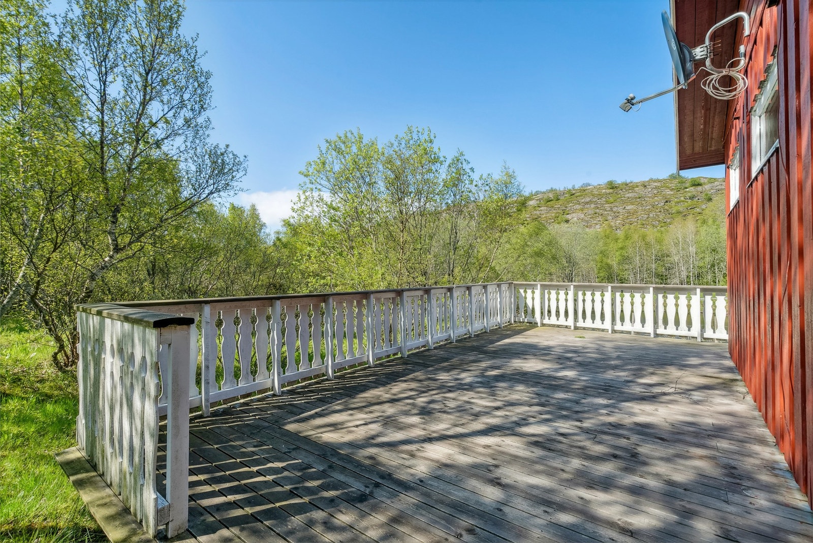 Hytten har stor terrasse på ca. 33 kvm. Her er det god plass til utemøbler! Galleribilde