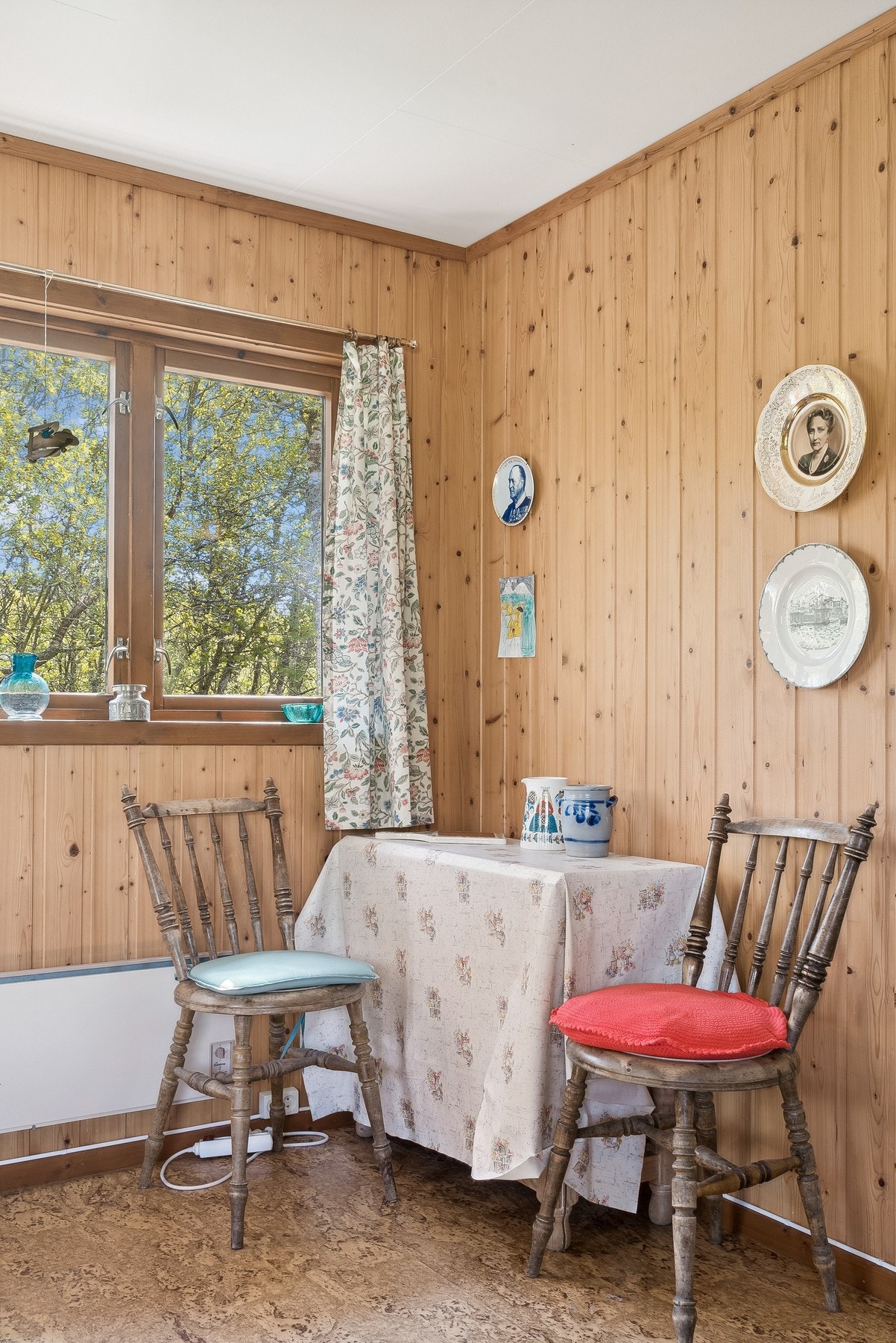 I stuen er det også plass til spisegruppe. Galleribilde