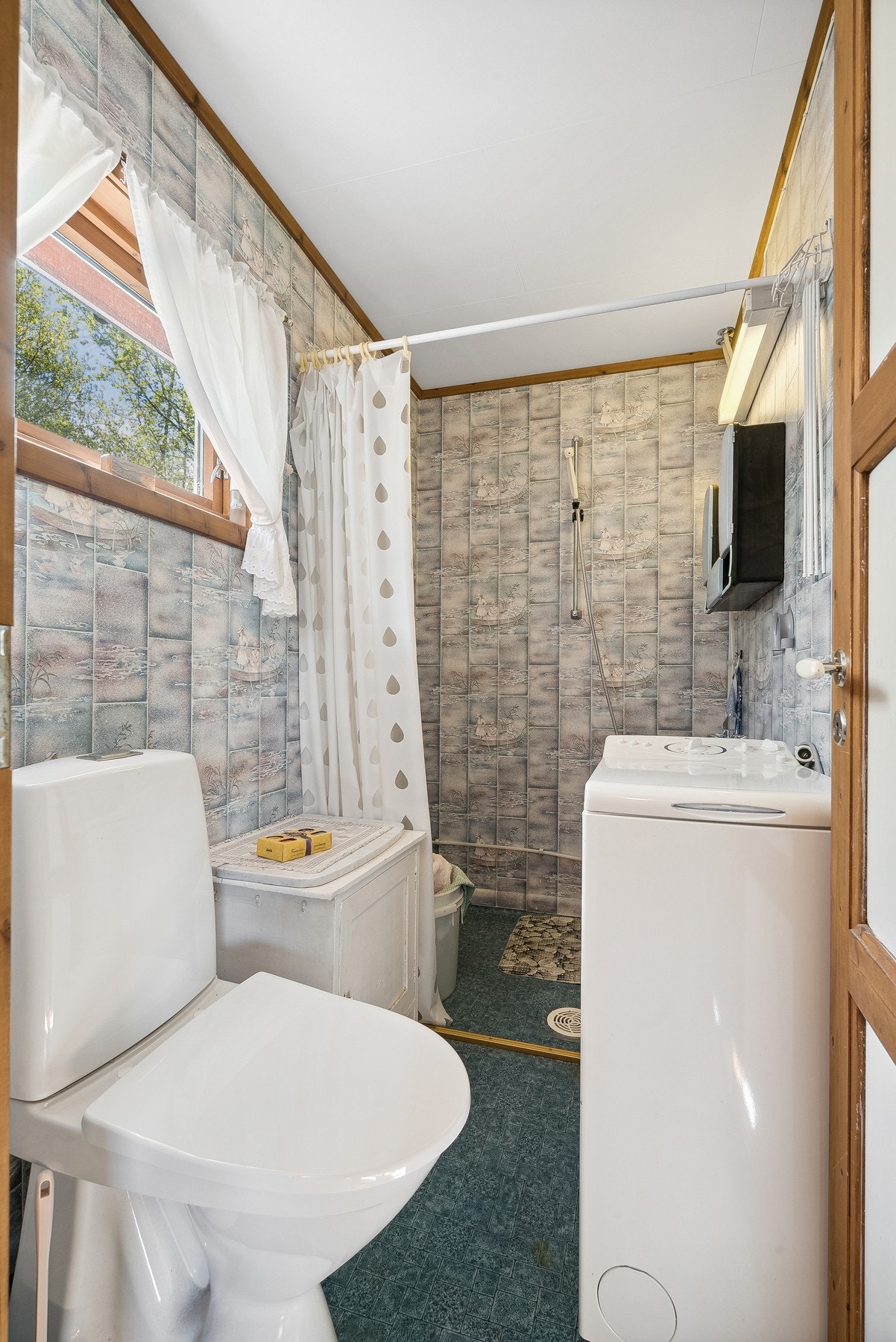 Badet har toalett, vask, dusj og en liten vaskemaskin. Galleribilde