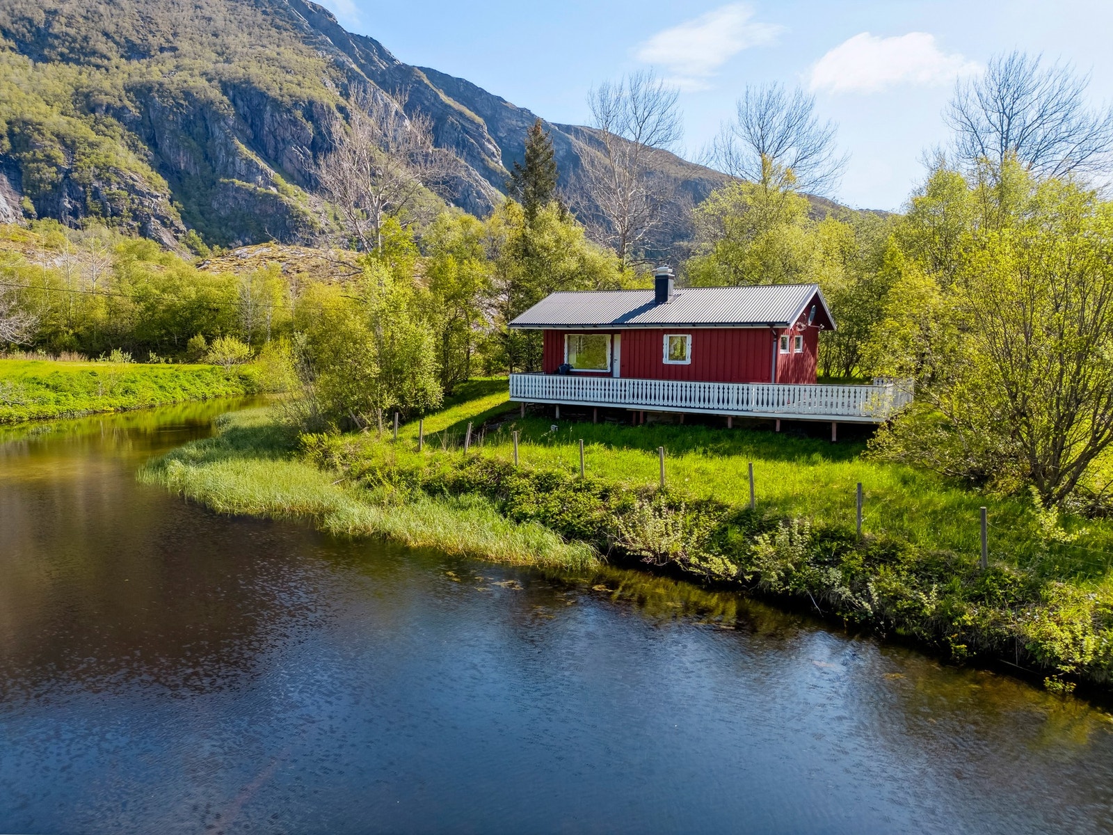 Hytten er dels skjermet for innsyn, og har gode solforhold. Galleribilde