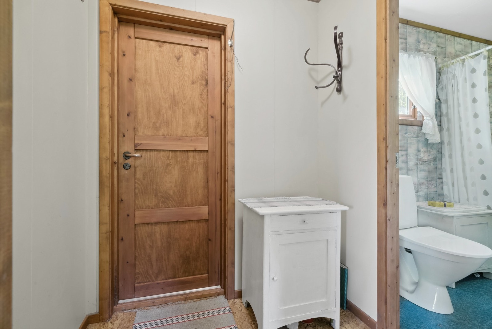 Badet ligger ved inngangen til hytten. Galleribilde