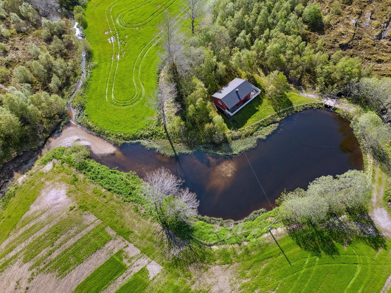 Dronebilde av området rundt hytten. Galleribilde