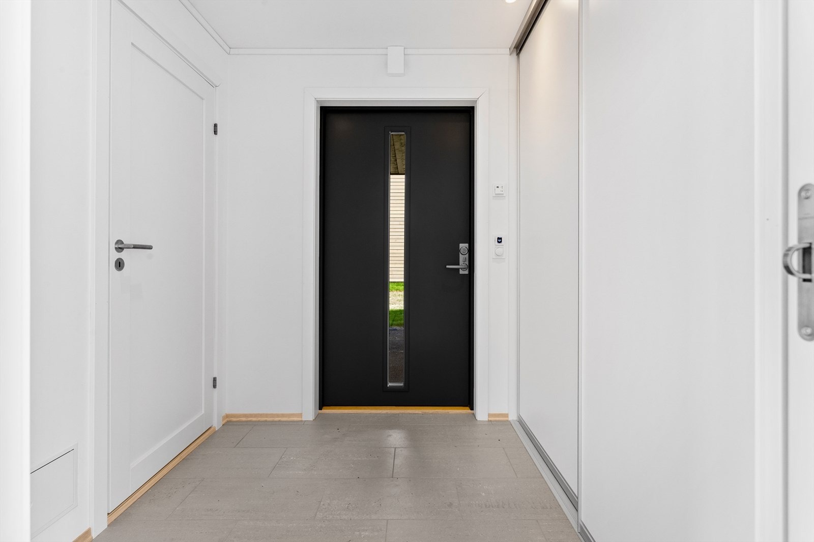 I entréen er det lagt fliser med gulvvarme, samt satt opp en fin skyvedørsgarderobe. Galleribilde