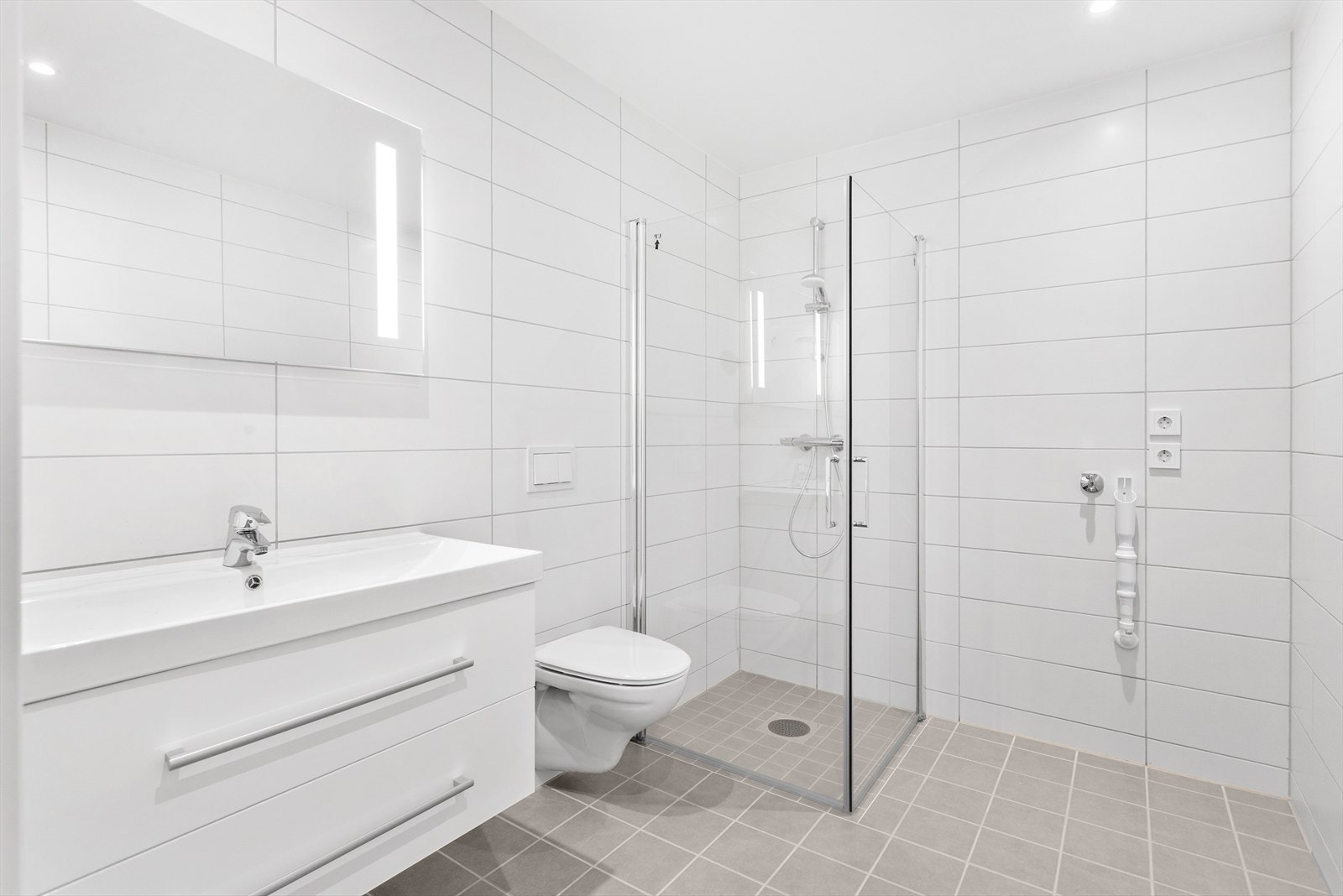 Det er opplegg for vaskemaskin og tørketrommel på badet i 1. etasje. Galleribilde
