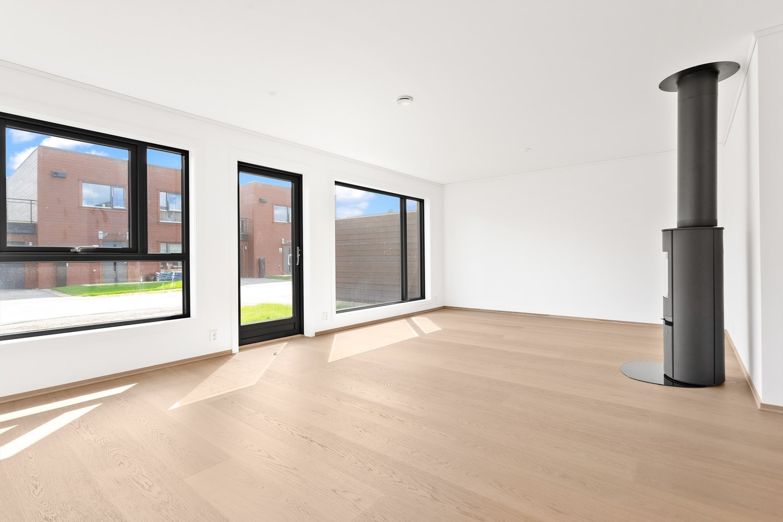 Fra stuen er det utgang til hagen på den ene siden av huset. Galleribilde