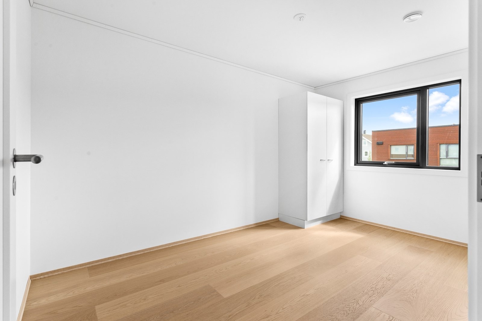 Det er montert garderobe i alle soverommene. Galleribilde