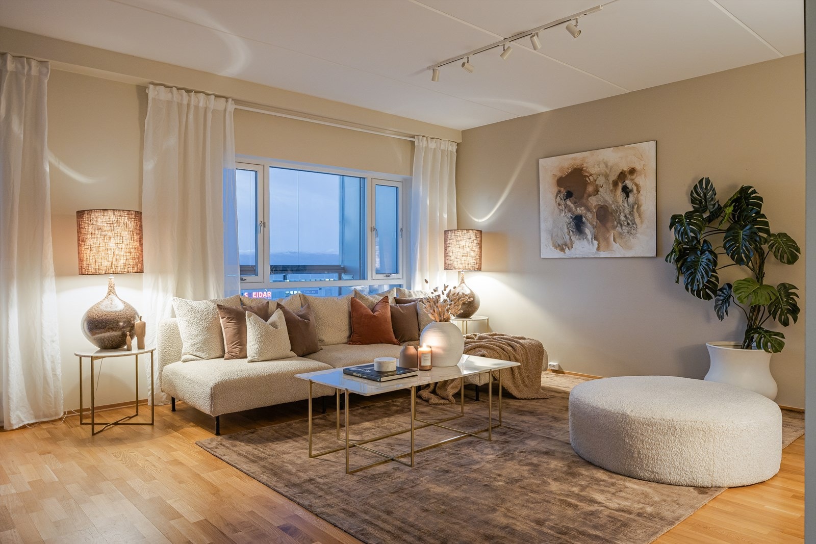 Leiligheten byr på blant annet parkeringsplass i garasje med elbillader, innglasset og solrik veranda med sjøutsikt, heis, fjernvarme og balansert ventilasjon. Galleribilde