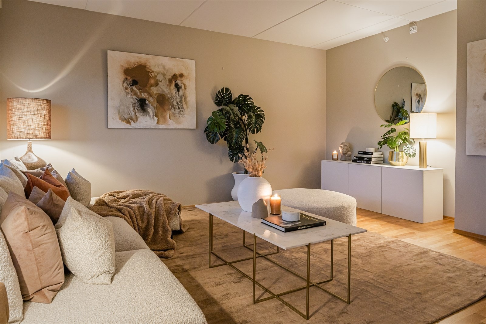 Leiligheten byr på en romslig stue på 25m² i tilknytning til kjøkkenet. Galleribilde