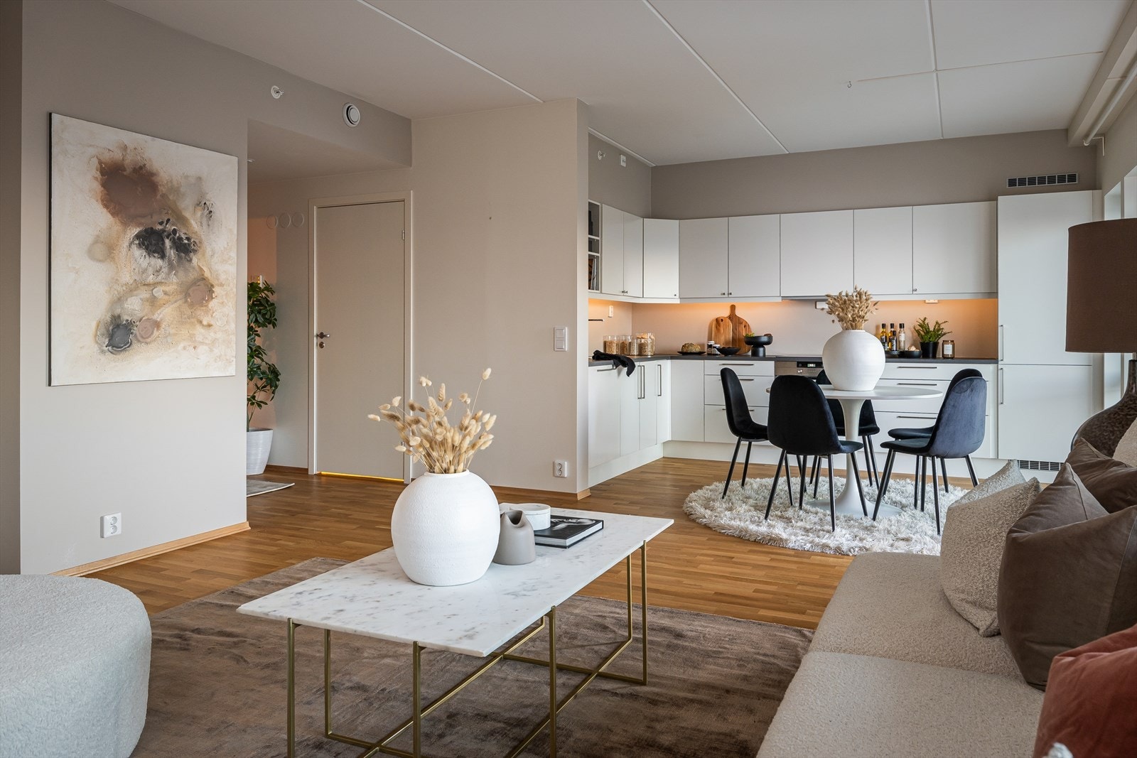Leiligheten ble bygd i 2018 og holder dermed en gjennomgående pen og moderne standard. Galleribilde