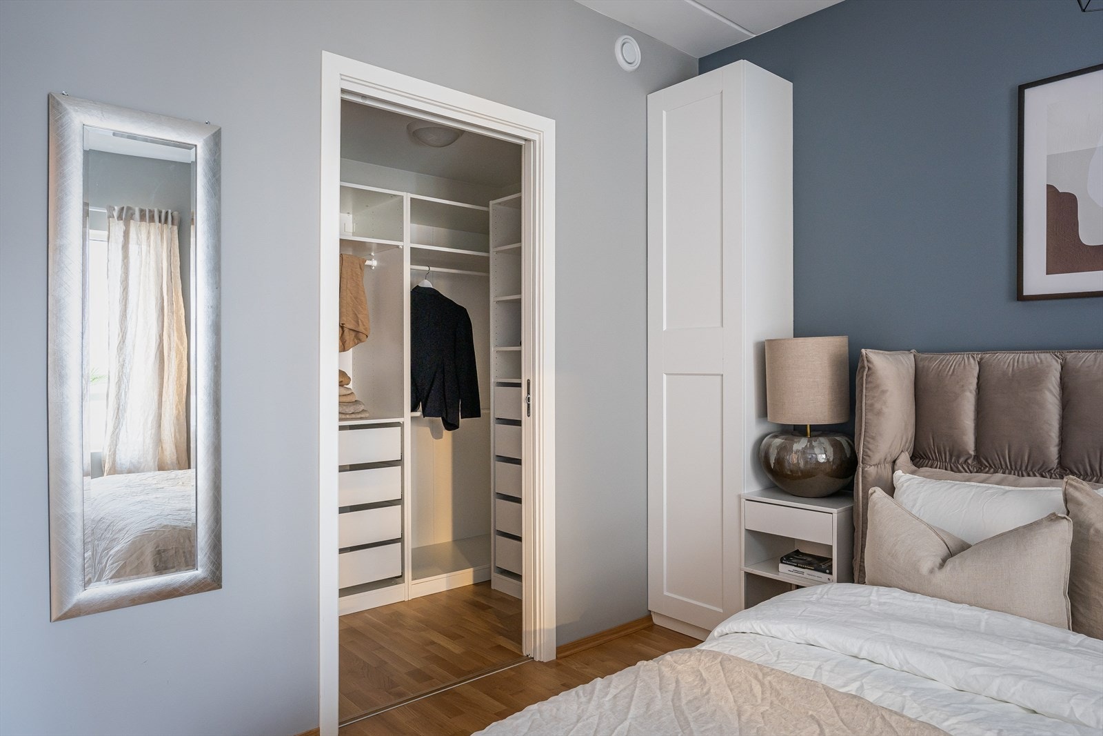 Hovedsoverommet har en walk-in-garderobe på 4m². Dette kan også benyttes som bod eller kontor. Garderobeløsningen medfølger. Galleribilde