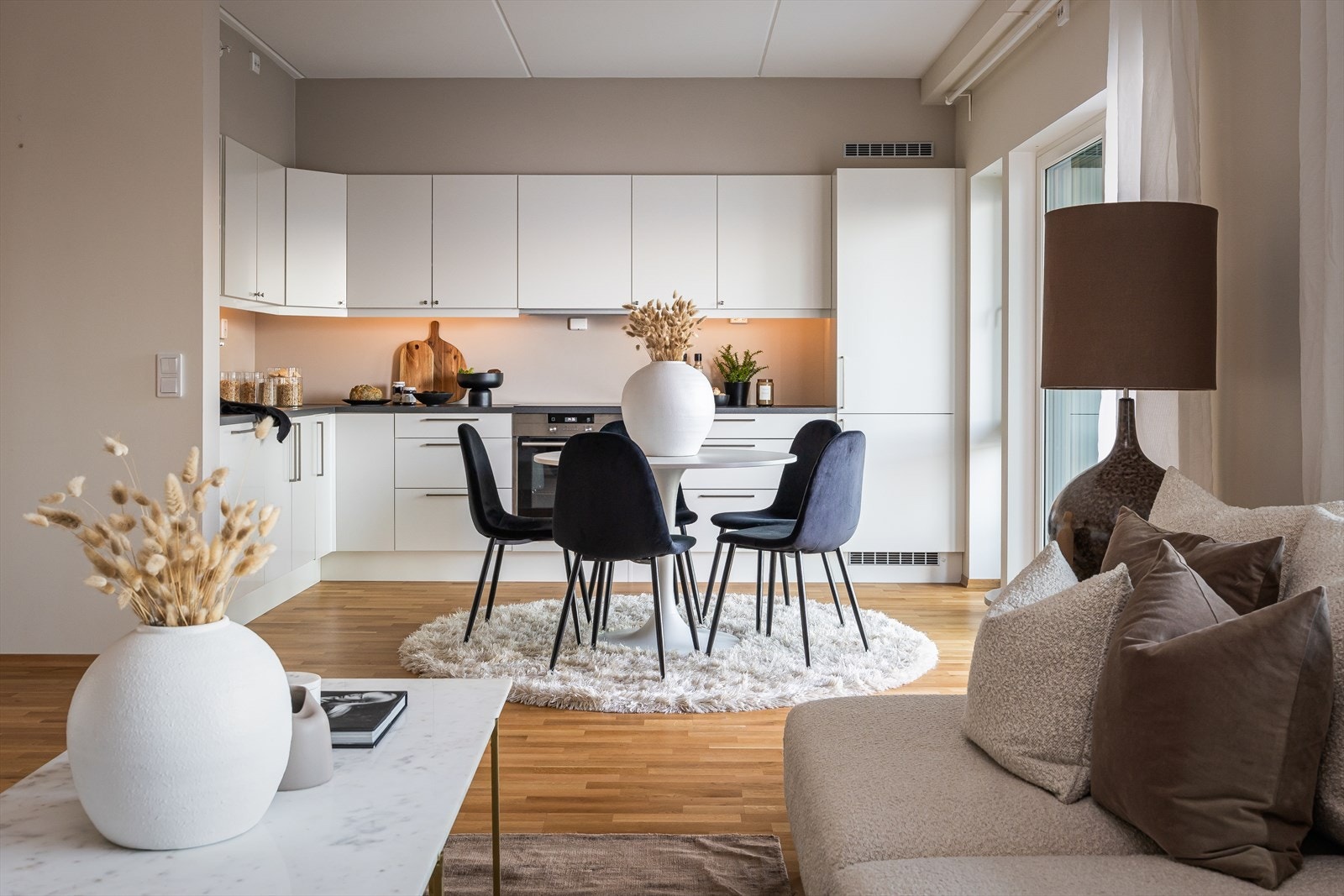 Leiligheten har blant annet balansert ventilasjon og oppvarming via fjernvarme som gir et behagelig inneklima. Galleribilde