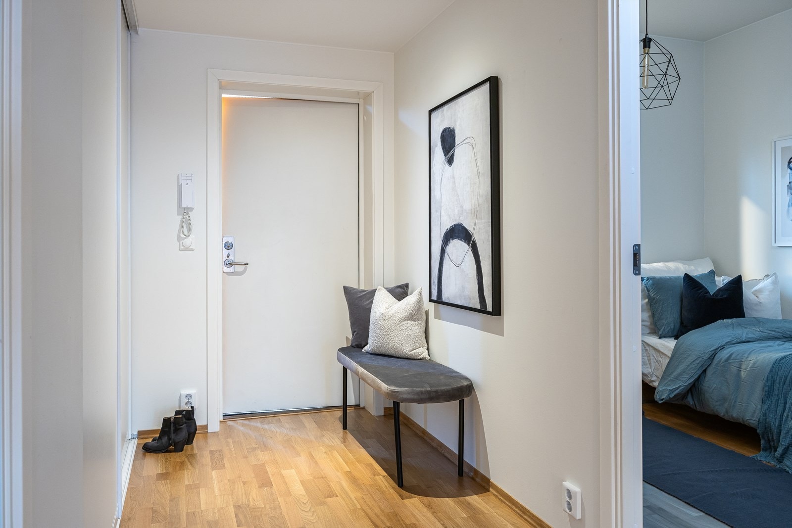 Inngangsparti med romslig skyvedørsgarderobe for oppheng av sko og yttertøy. Galleribilde