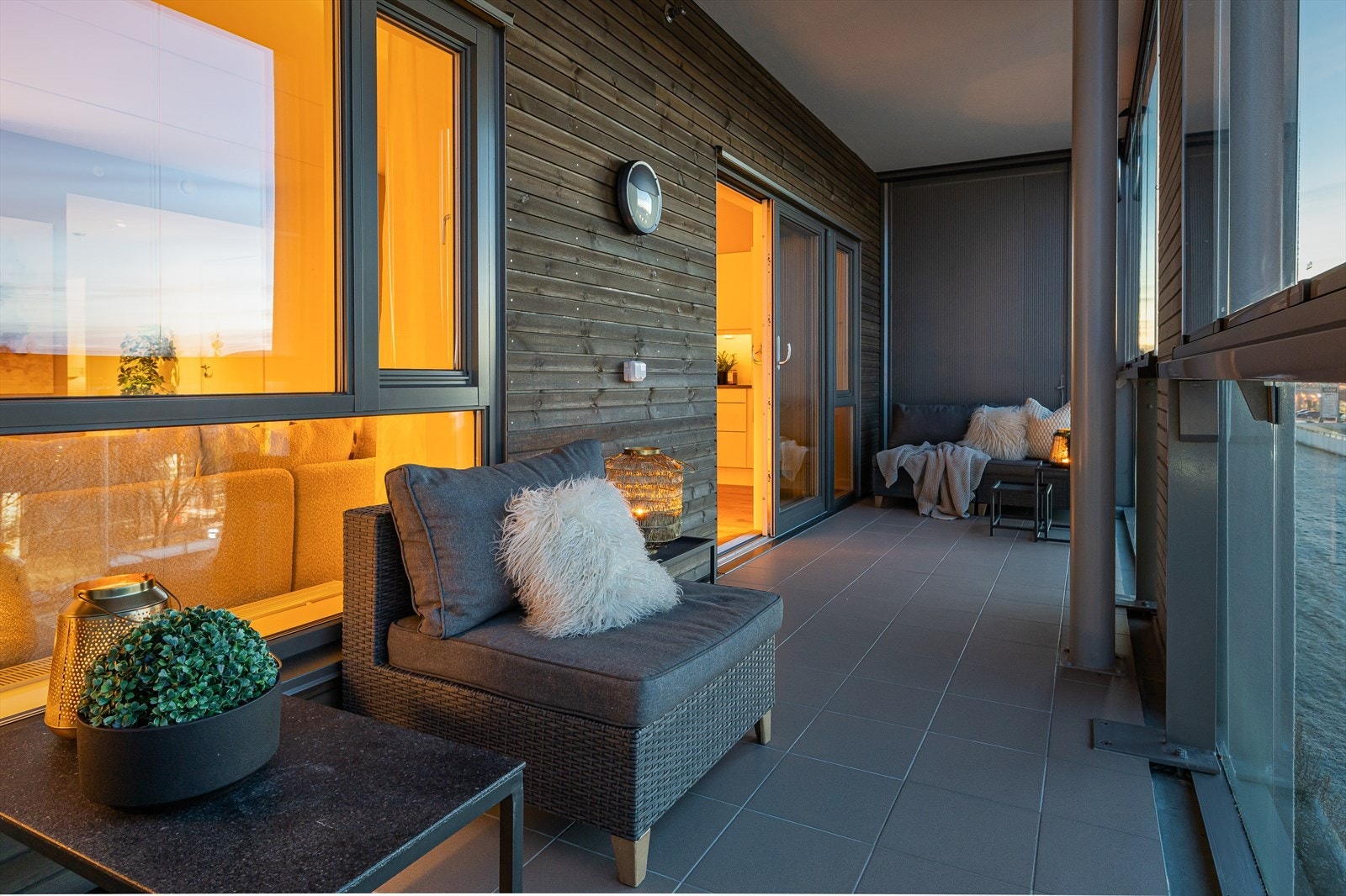 Verandaen er på hele 18m² og har god plass til diverse utemøblement. Verandaen er innglasset og fungerer godt som en forlengelse av stuen. Galleribilde
