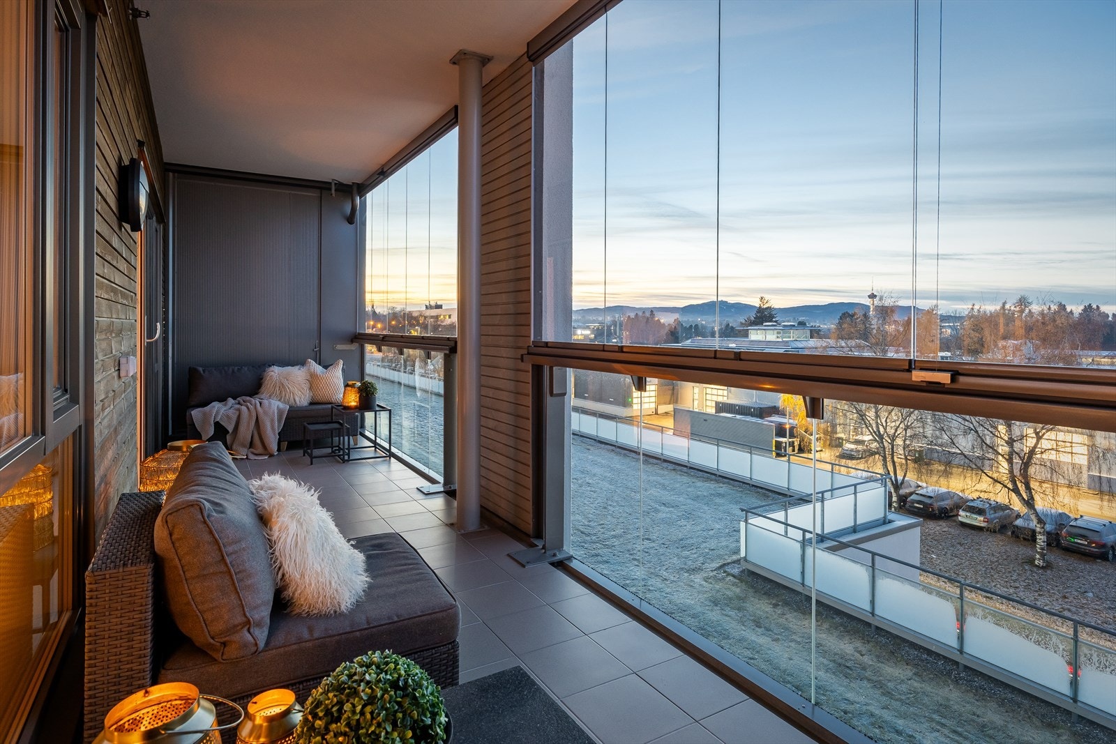 Fra kjøkkenet er det direkte utgang til leilighetens innglassede veranda. Galleribilde