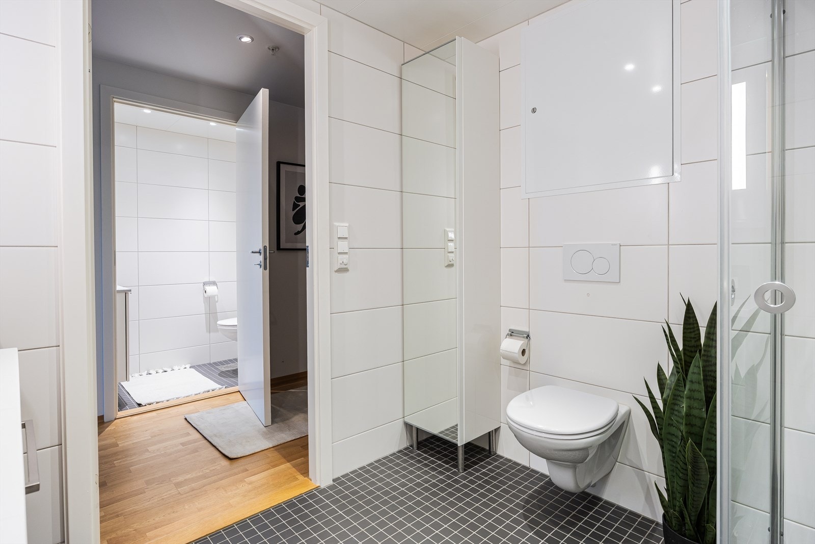 Leiligheten disponerer i tillegg et separat toalettrom over gangen fra baderommet. Toalettrommet har en størrelse på 2m². Galleribilde