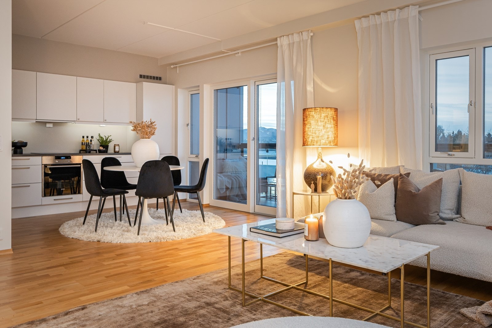 Velkommen til Øvre Granåslia 1 - En delikat og moderne 3-roms selveierleilighet på 77 m² oppført i 2018, med attraktiv beliggenhet på Strinda Hageby. Galleribilde