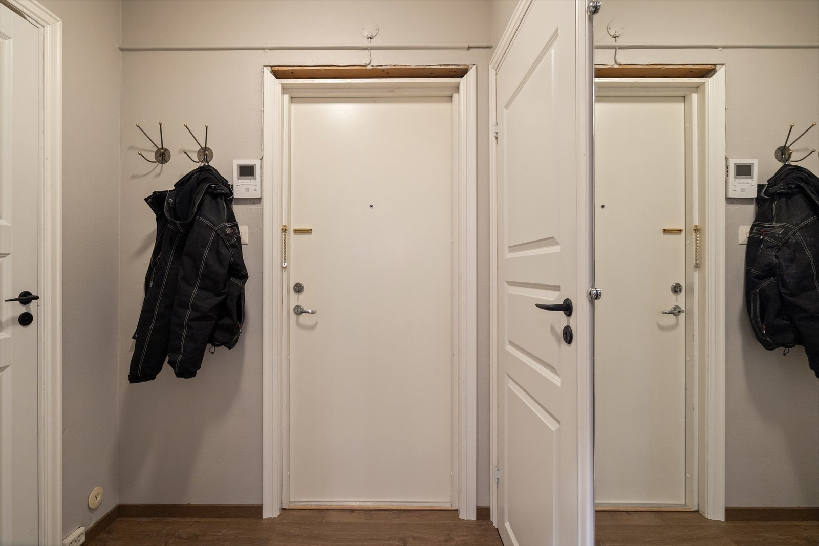 Her har man god plass til å henge fra seg skor og yttertøy. Galleribilde
