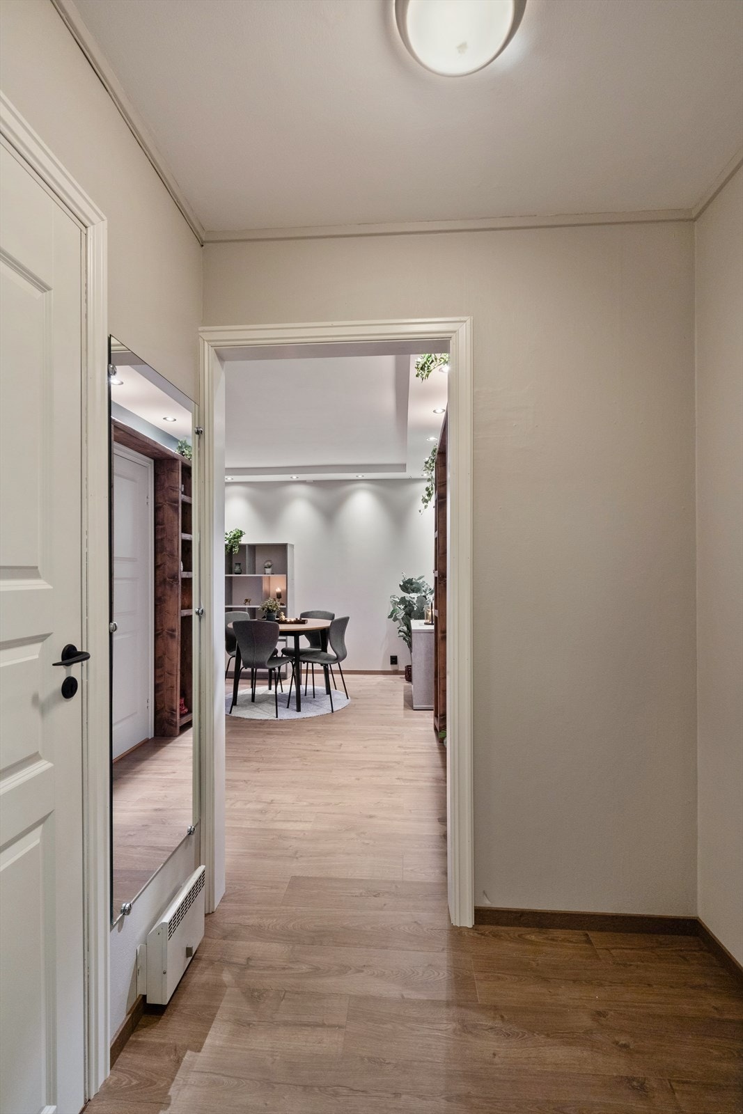Her ønskes man velkommen inn i en romslig entré. Galleribilde