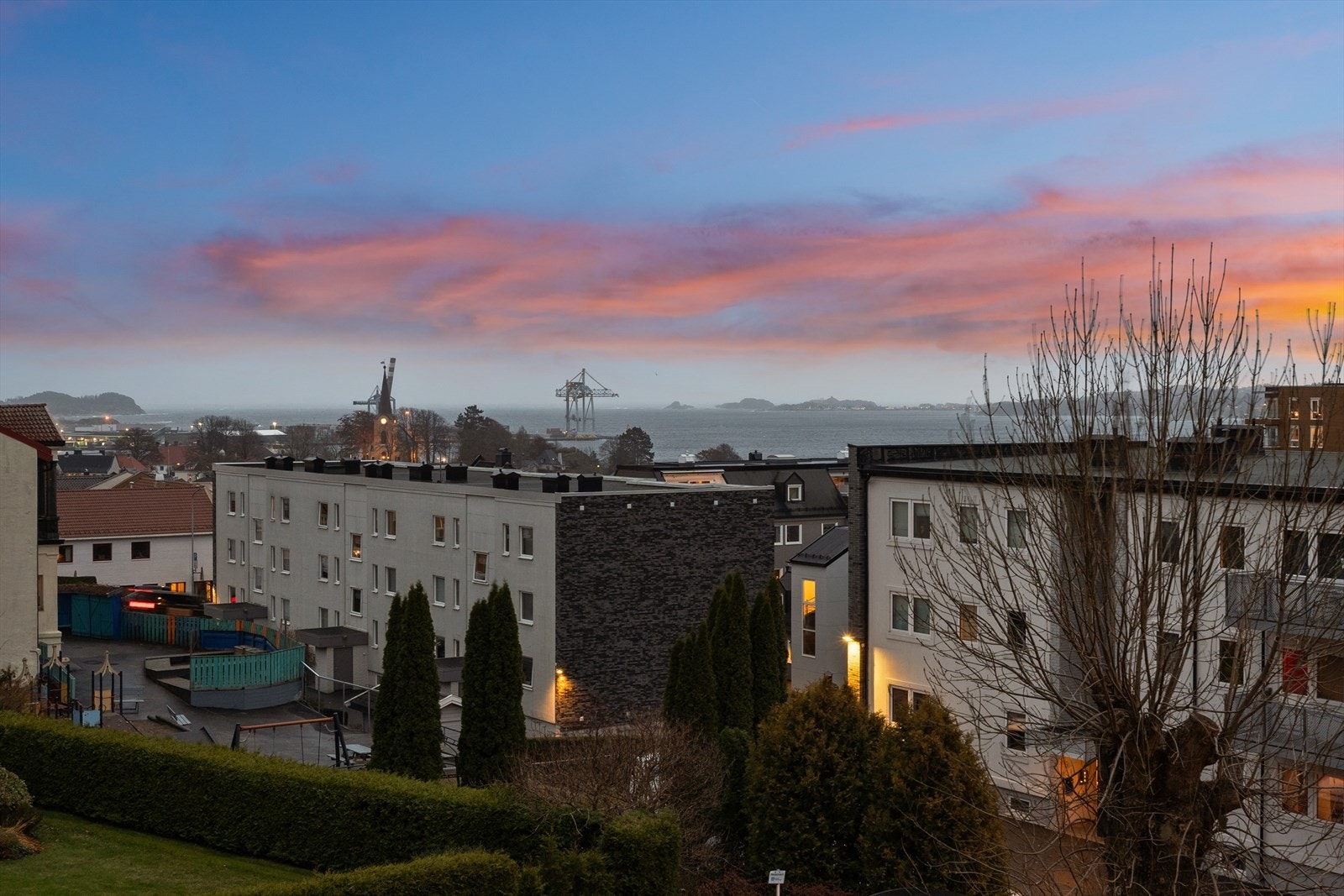 Leiligheten har en flott beliggenhet midt i Larvik sentrum med umiddelbar nærhet til alle sentrumsfunksjoner. Det er nydelig utsikt over Larviksfjorden fra leiligheten og balkongen. Galleribilde