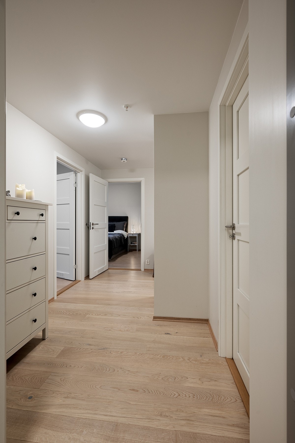 Entre. Dør til høyre er egen bod perfekt for lagring! Galleribilde