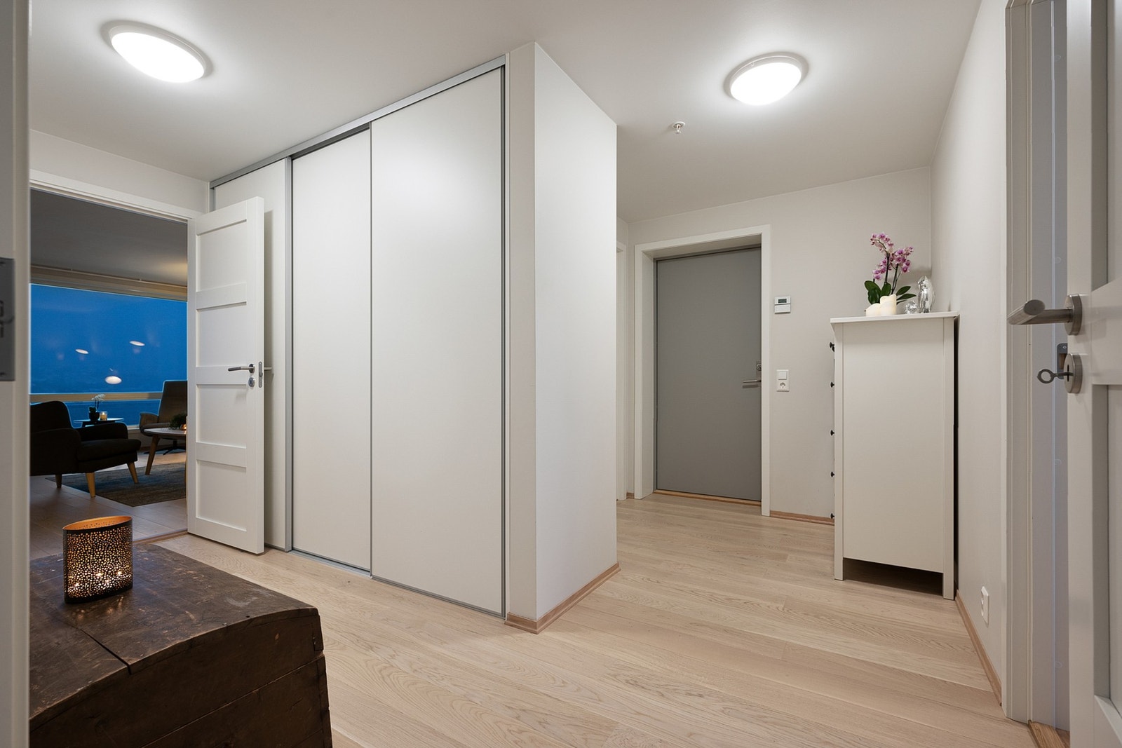 Gang med skyvedørsgarderobe Galleribilde