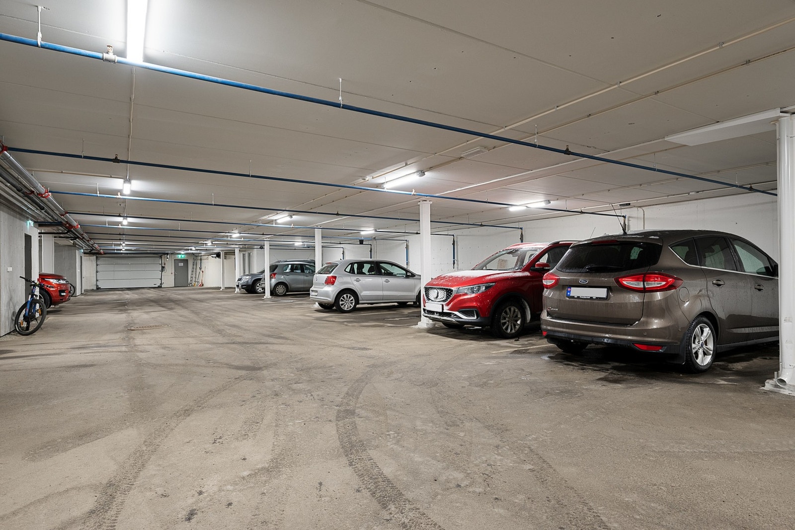 Egen garasjeplass og sportsbod i underetasjen Galleribilde