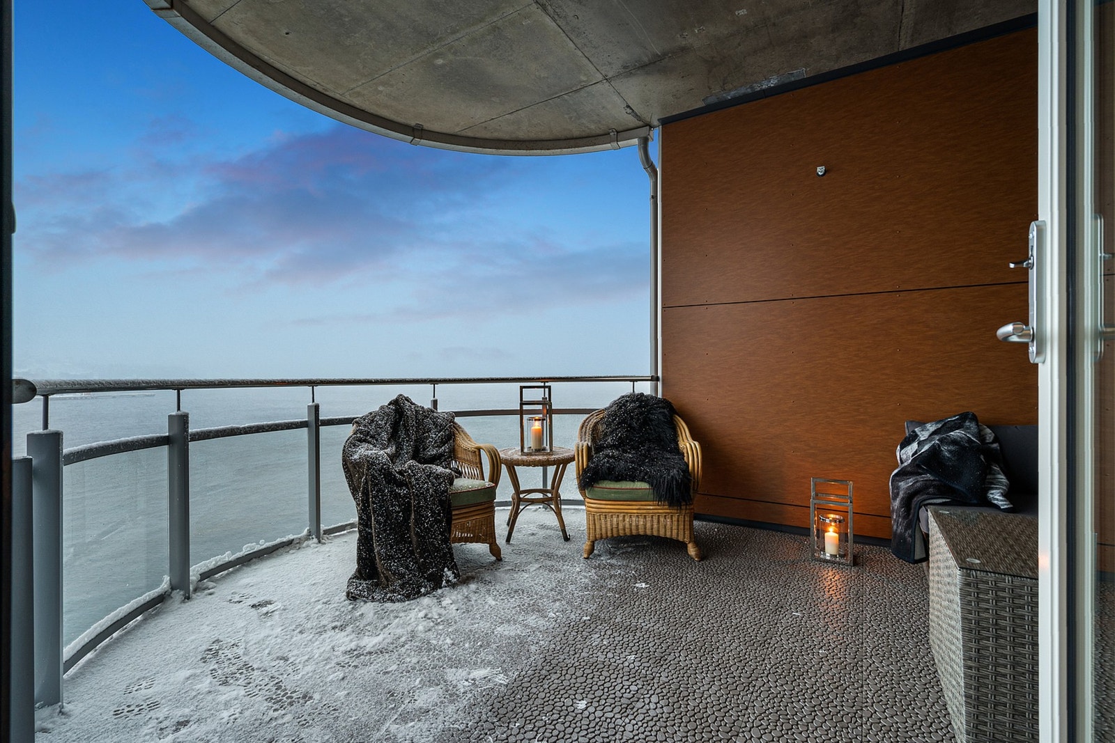 Fra stuen er det utgang til romslig og takoverbygd veranda - Her nyter du meget god kveldssol Galleribilde