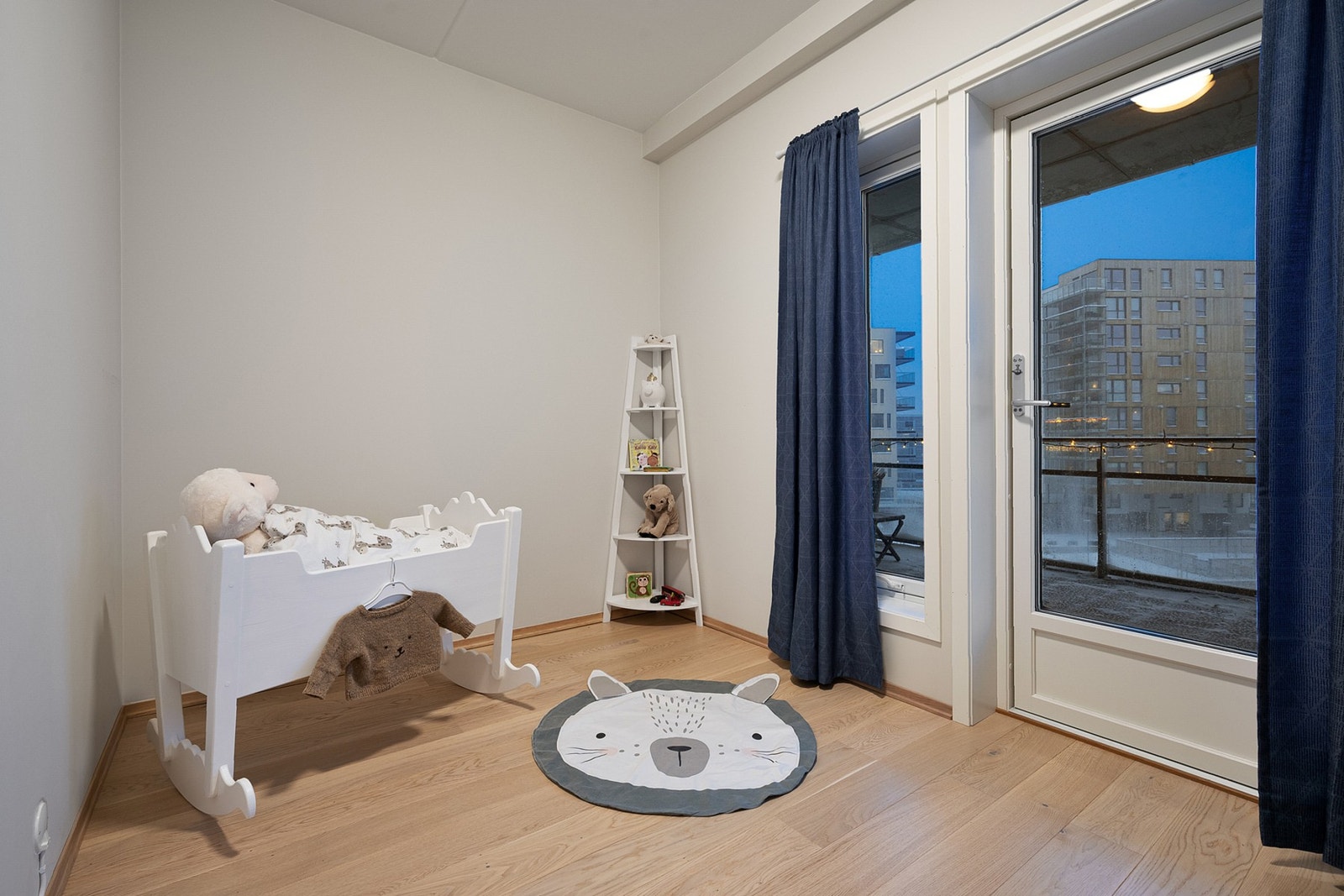 Egen utgang til stor veranda med sol på dagtid Galleribilde