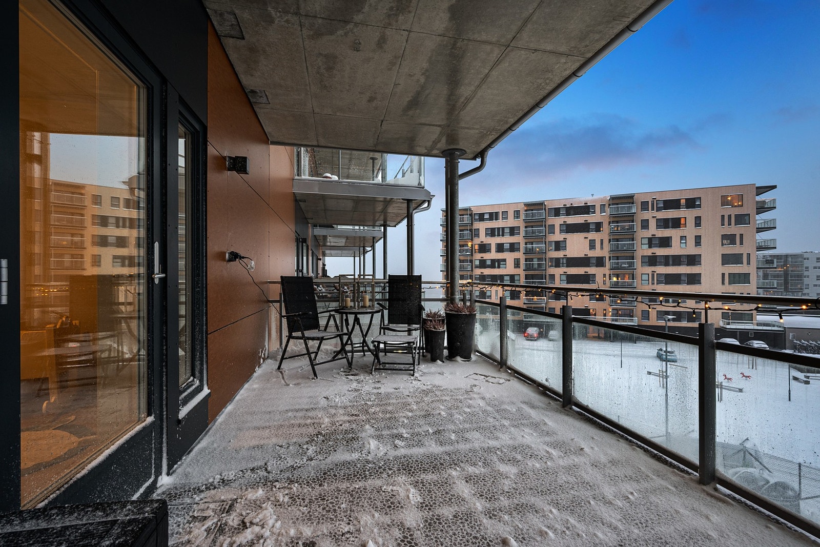 Stor veranda mot byen med god solgang på dagtid Galleribilde