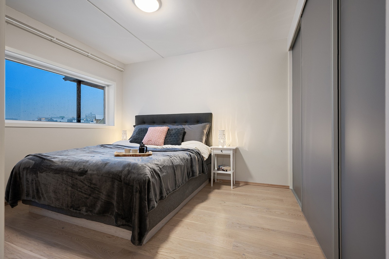 Plassbygd skyvedørsgarderobe med god skapplass Galleribilde