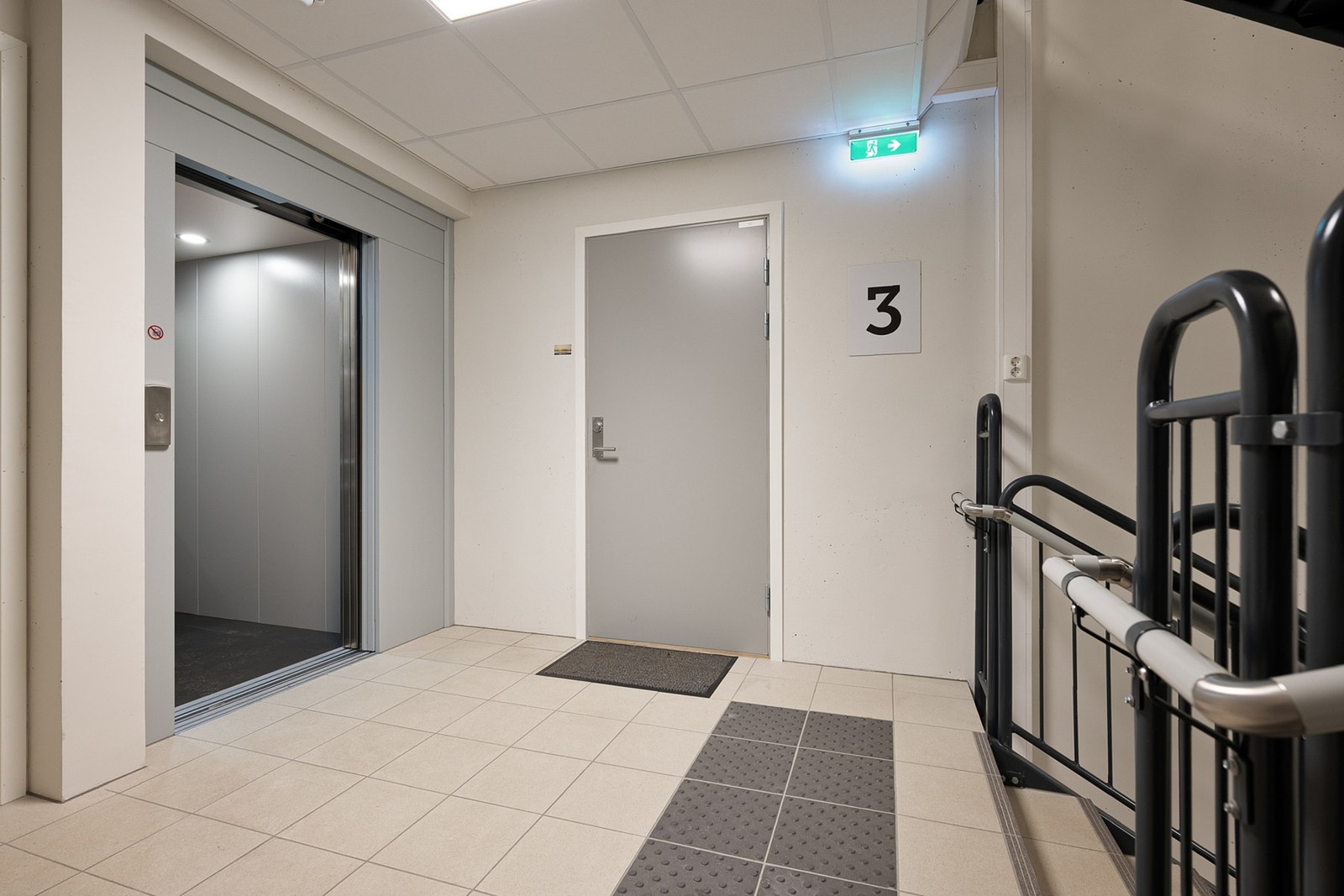 Fra leiligheten tar du enkelt heis eller trapp ned til utgang eller garasje Galleribilde