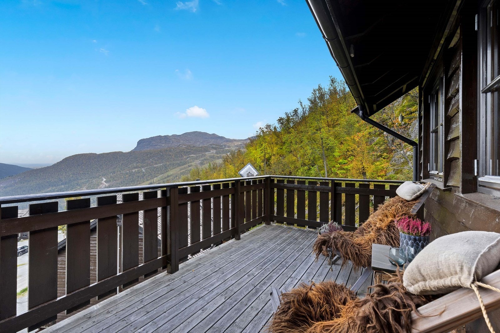 Høst stemning på balkongen. God størrelse på balkongen gjør møbleringsmulighetene gode. Galleribilde