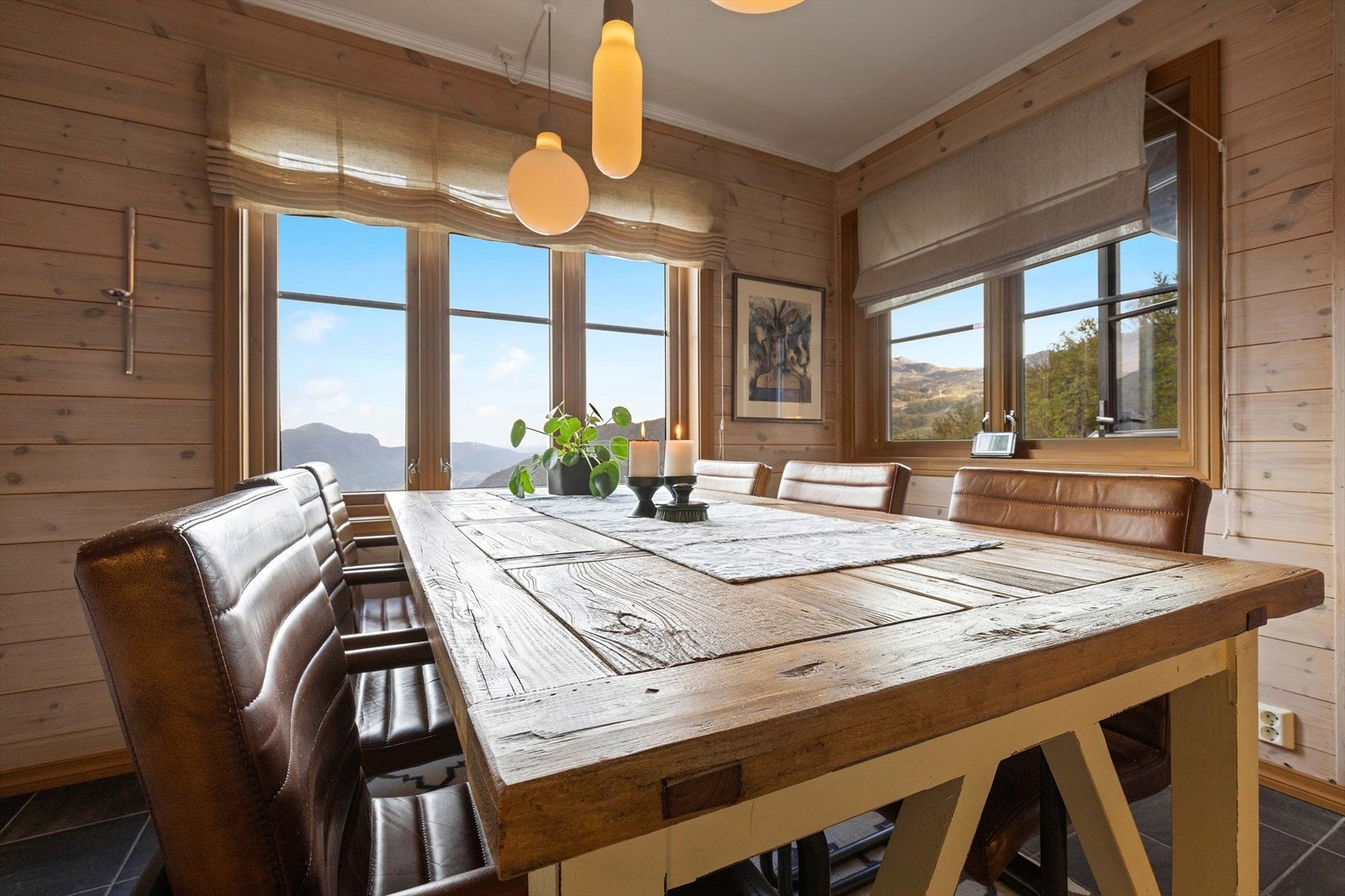Store vinduer mot den vakre fjellheimen. Galleribilde