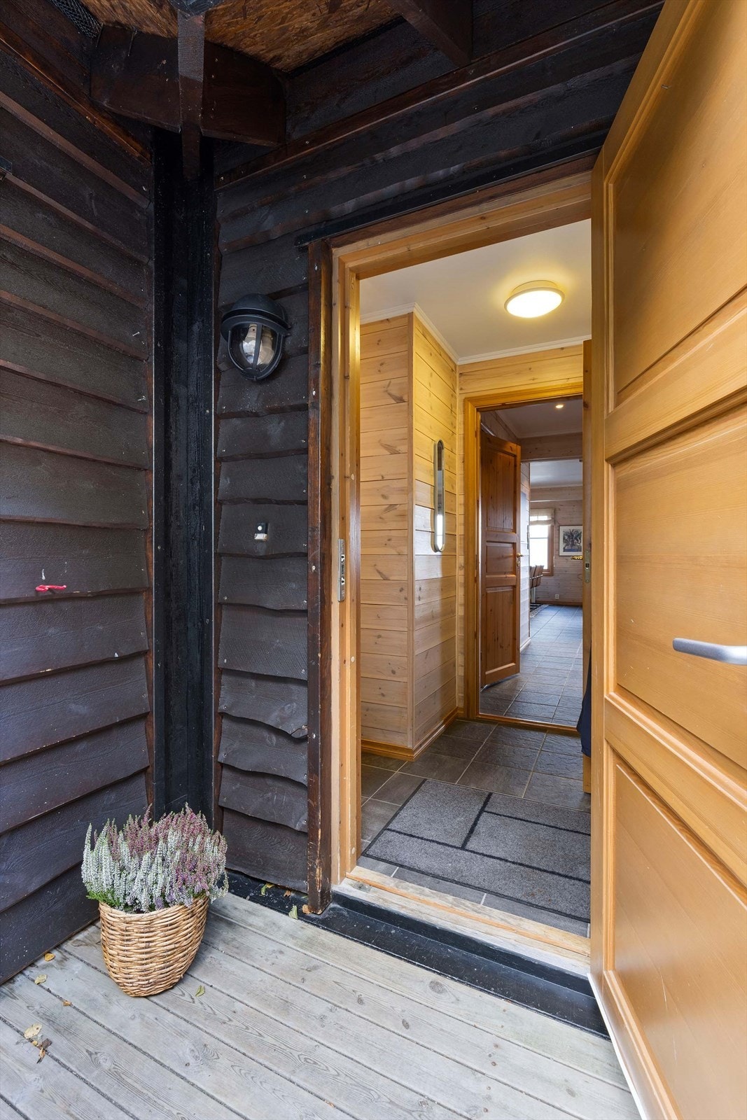 Overbygget privat inngangsparti. Galleribilde