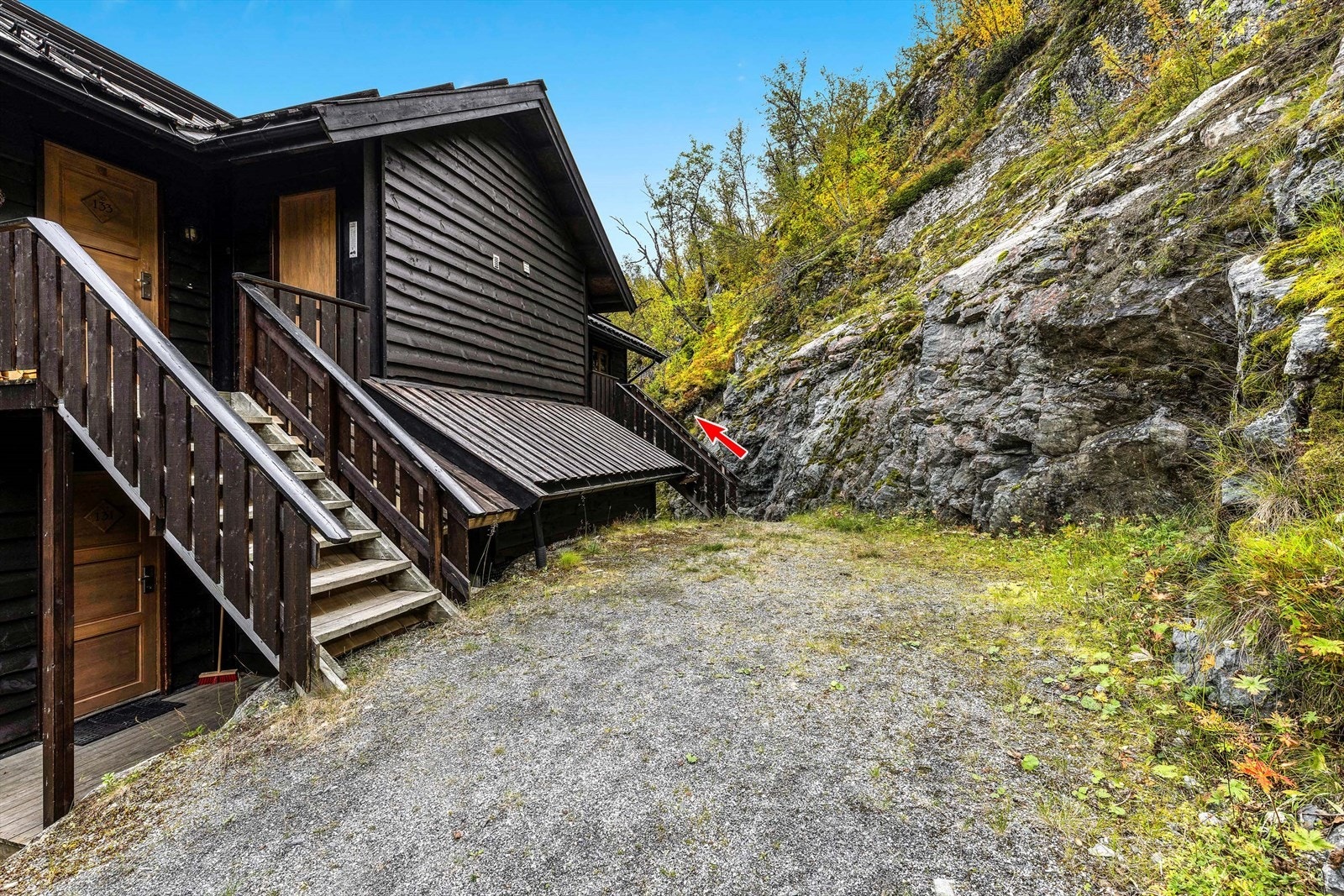 Leiligheten har egen privat inngangsparti med inngangsdør til leilighet og skibod. Galleribilde
