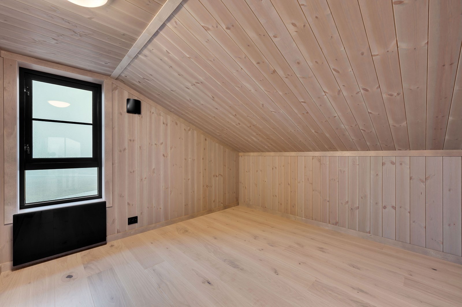 Loftsrom 2 er nesten like stort. dette har gulvareal på ca. 9,1 m2. Galleribilde