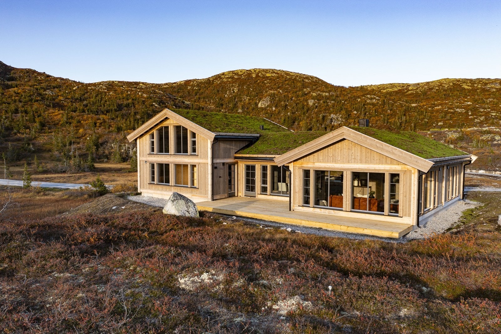 Stor solrik terrasse på fremsiden av hytta. Galleribilde
